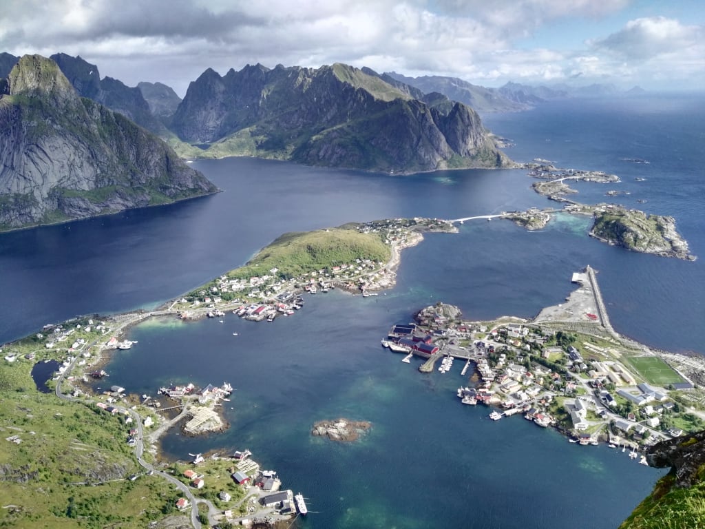 Veduta aerea di un arcipelago con montagne e piccoli villaggi, Lofoten